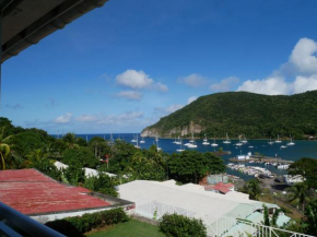le duplex à DESHAIES,vue mer ,village à pieds